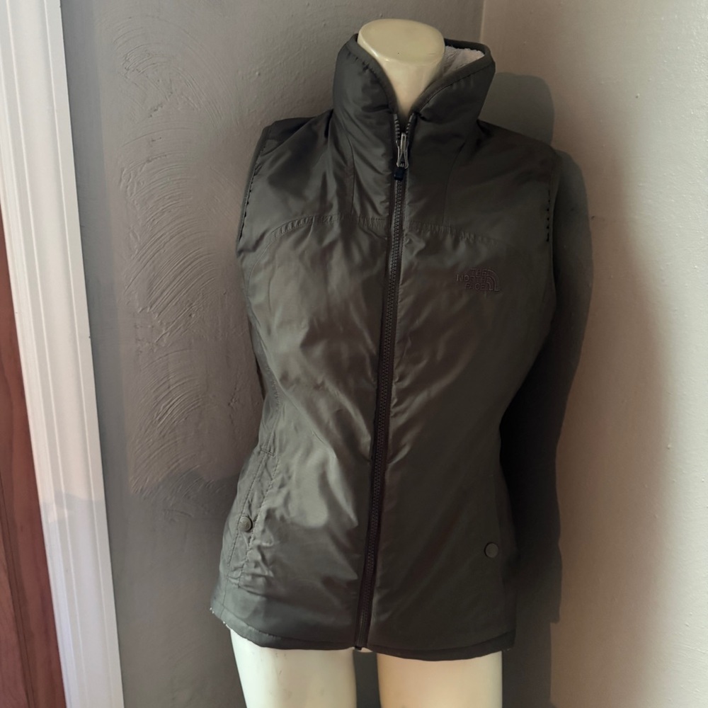 North Face army green reversible puffy vest size small white fleece